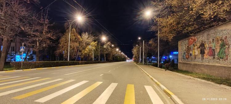 Фото Николая Манаковского. Бишкек, раннее утро, проспект Айтматова