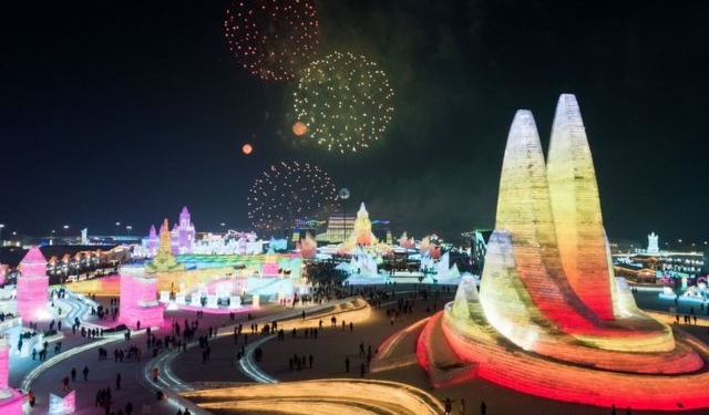 Харбин: 521-метровая ледяная горка привлекает посетителей