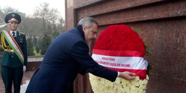 Министр иностранных дел Турецкой Республики Хакан Фидан возложил венок к подножию памятника Исмоили Сомони