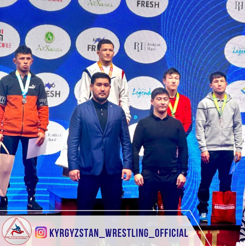 На чемпионате Кыргызстана по вольной борьбе разыграли пять комплектов медалей