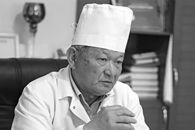 Фото из интернета. В возрасте 72 лет ушел из жизни заслуженный врач Азамат Алымбаев. 28 лет он был главным врачом родильного дома № 2 в Бишкеке