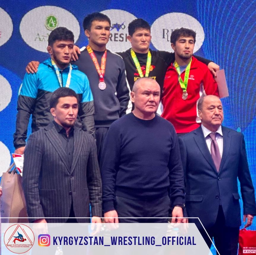 На чемпионате Кыргызстана по вольной борьбе разыграли пять комплектов медалей