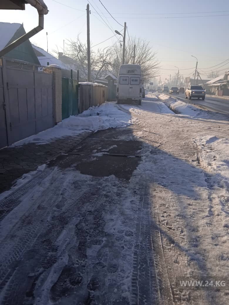 Фото читателя 24.kg. Чудаки парковки