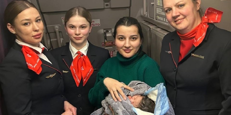 В летевшем в Душанбе самолете родилась девочка. Пассажиры собрали для нее «приданое»