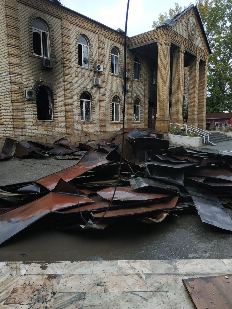 Фото пресс-центра ГКНБ. Здание после пожара