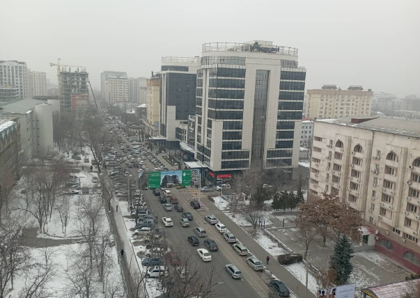 Фото читателя 24.kg. Парковка на улице Токтогула в западном направлении