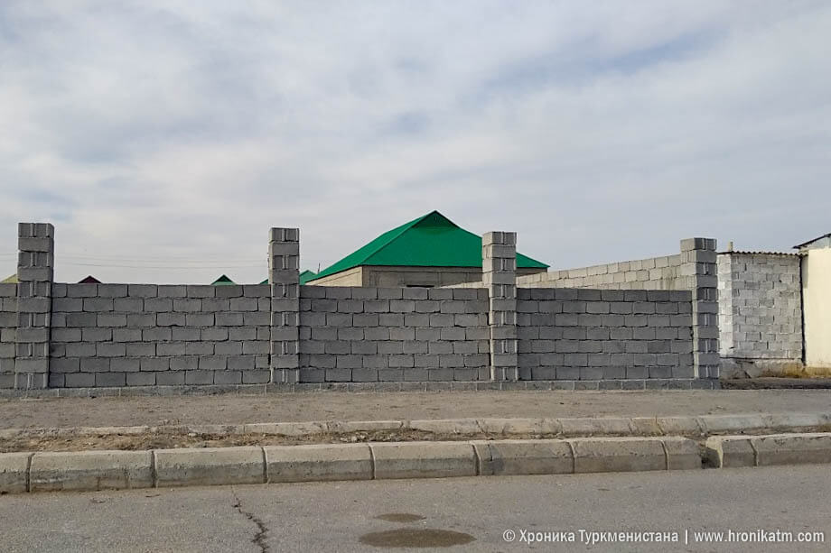 2022_01_05_houses_samostroy_11 Жители Анау, который избран Культурной столицей тюркского мира, за свой счет красят дома и заборы