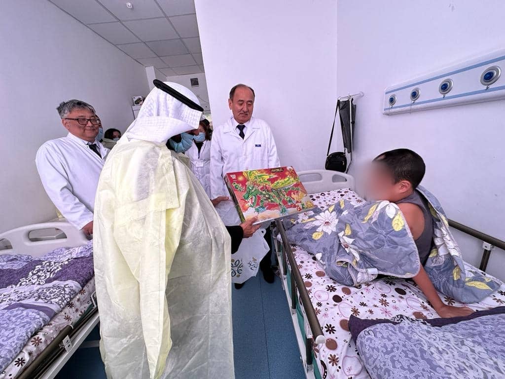 Фото пресс-центра Минздрава. Алымкадыр Бейшеналиев и шейх Мухаммад Абдурахман Аль-Шая в отделении детской онкологии и онкогематологии НЦОМиД