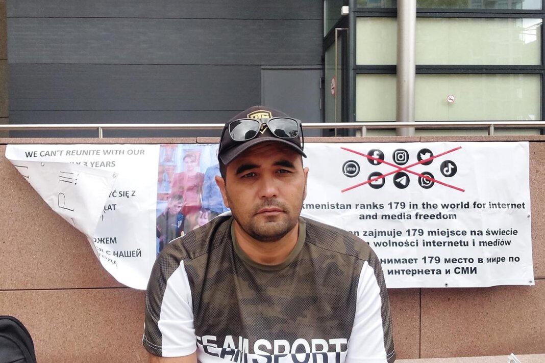 2023_09_13_picket_protest_activist_annaev_haag_03 Нидерланды отказались предоставить убежище активисту Нурмухаммеду Аннаеву