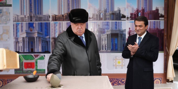 Эмомали Рахмон и Рустам Эмомали заложили первый камень в фундамент строительства нового здания Министерства культуры РТ