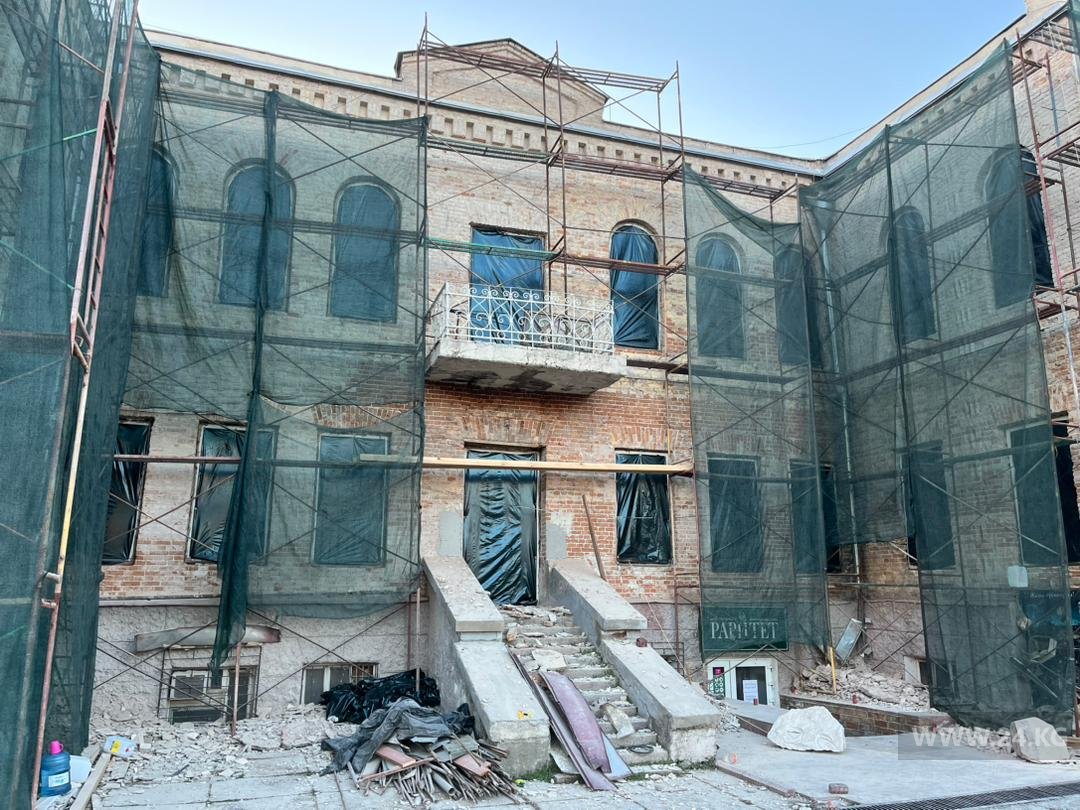 Фото читателя 24.kg. Ремонт исторического здания