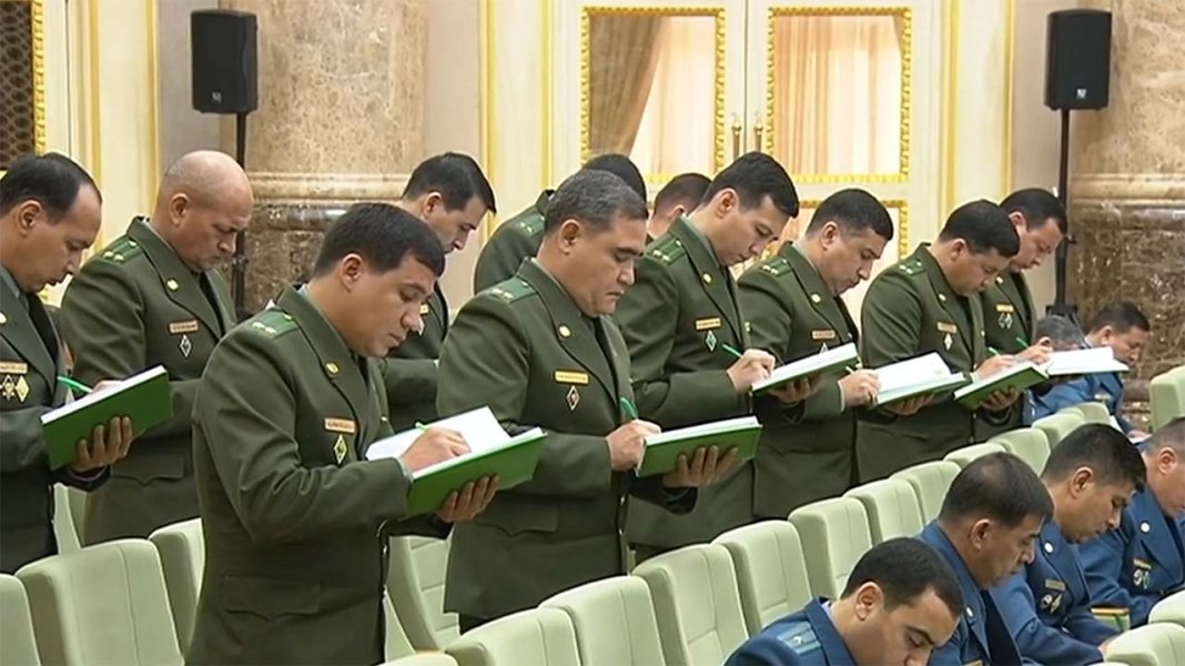Минобороны Туркменистана пытается остановить массовые увольнения офицеров, проводя с ними воспитательные беседы