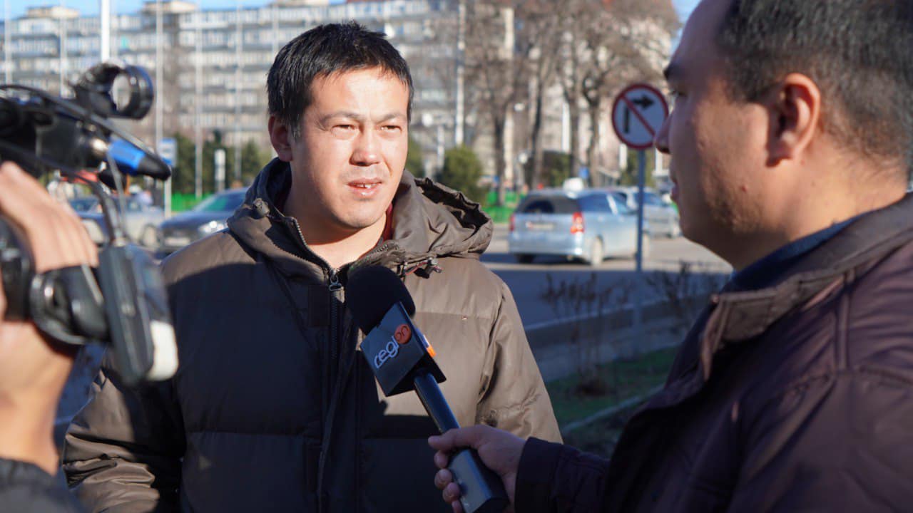 Фото со страницы Болота Темирова. Журналист Сапар Акунбеков