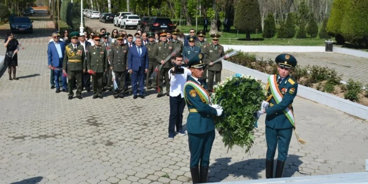 В Душанбе состоялось возложение цветов к Монументу воинам-казахстанцам