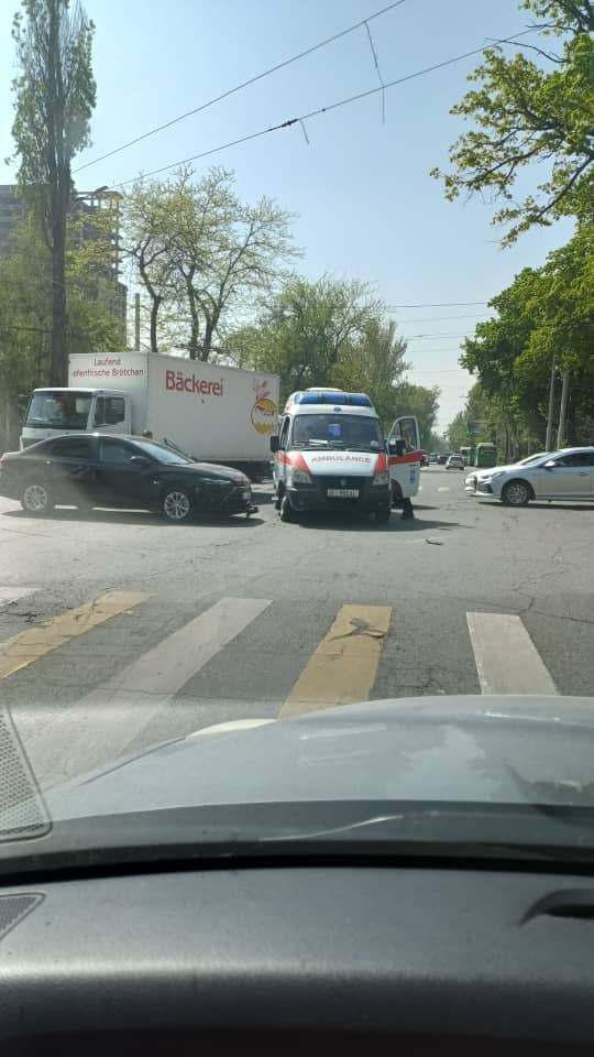 В центре Бишкека «неотложка» попала в ДТП