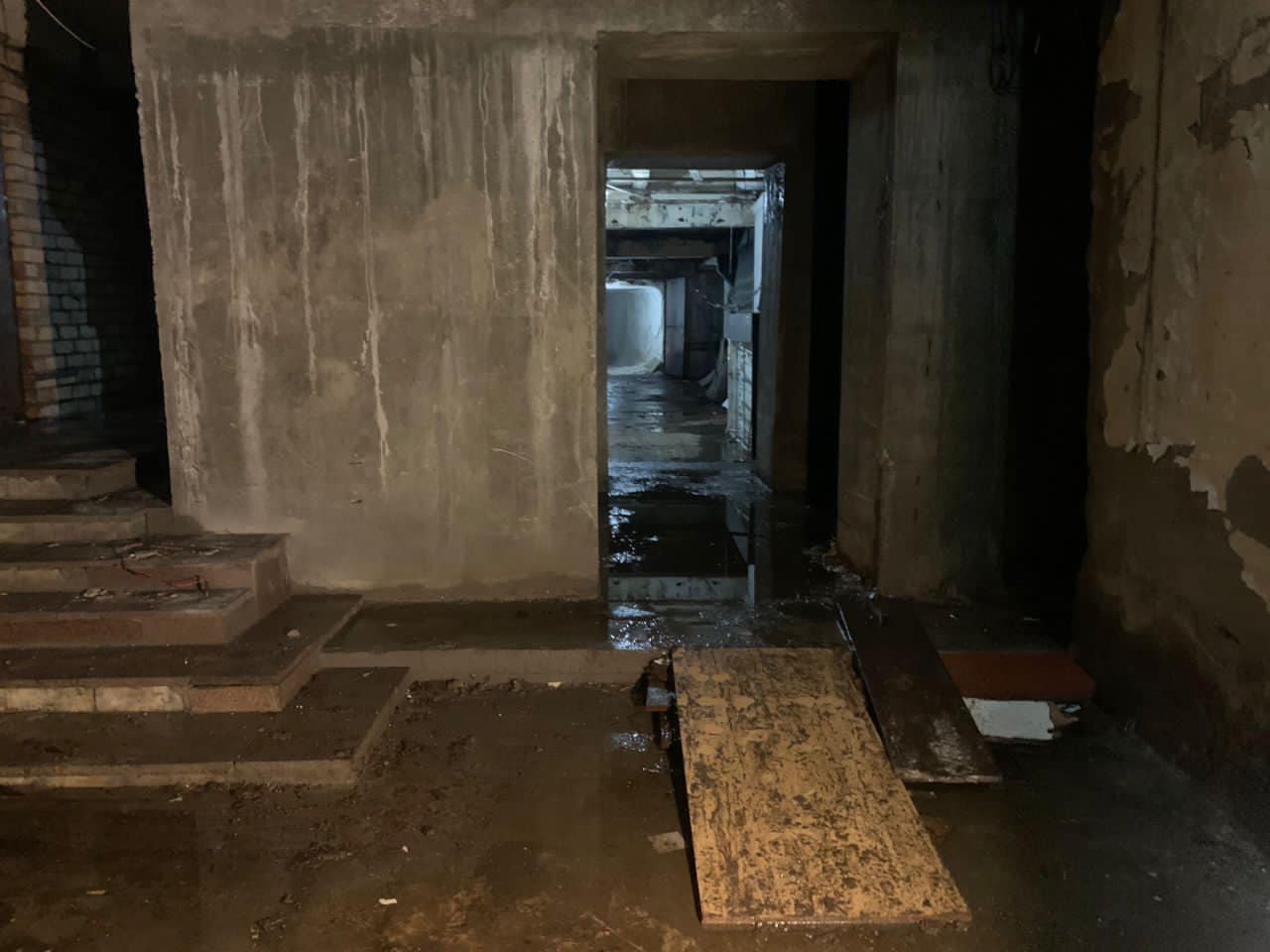 Фото Дайырбека Орунбекова. Так выглядит подвал под флагштоком