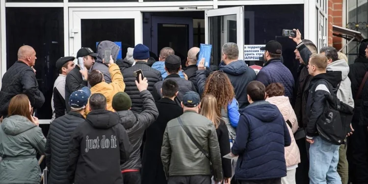 В Екатеринбурге начали раздавать повестки пришедшим в ГИБДД мигрантам