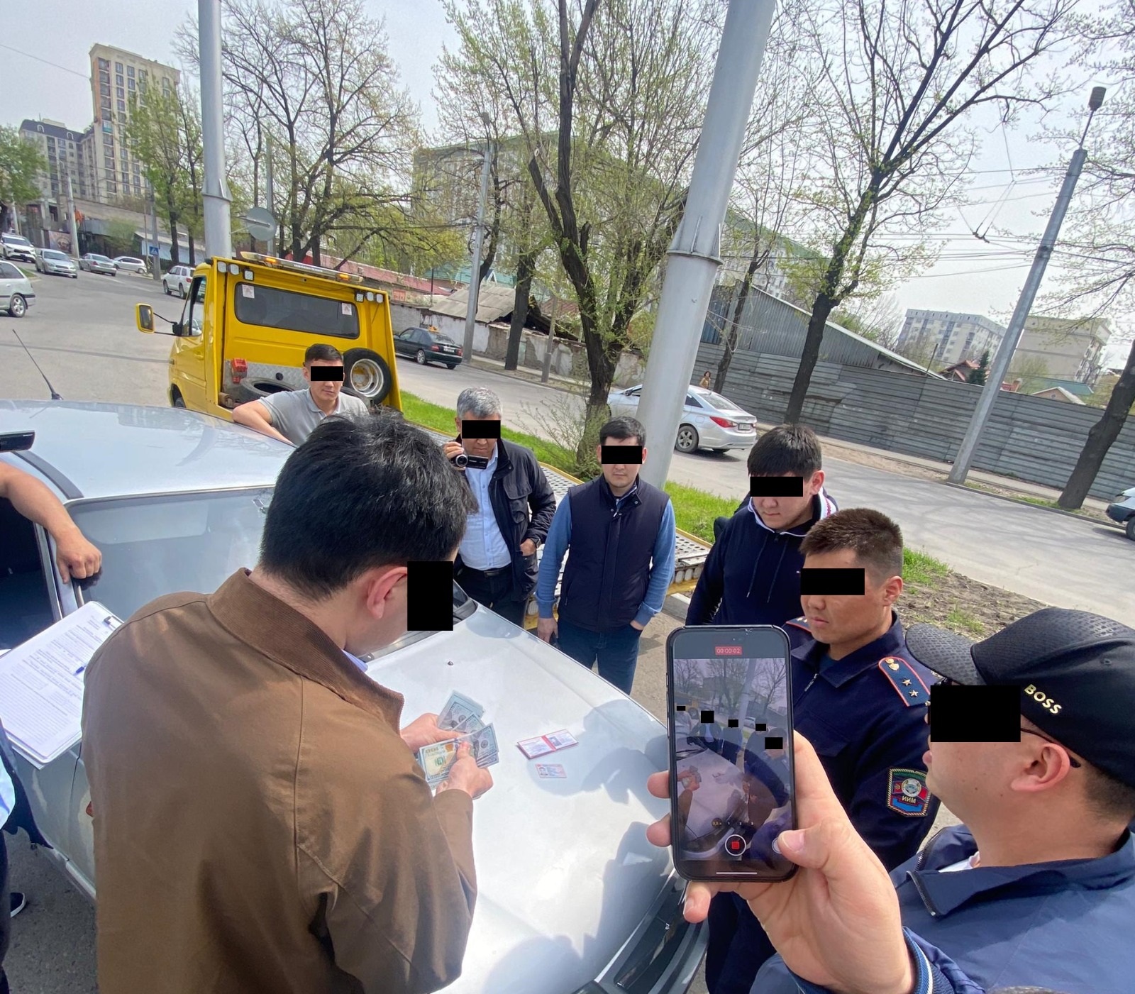 Фото пресс-центра ГКНБ. Сотрудник УПСМ задержан по подозрению в вымогательстве взятки