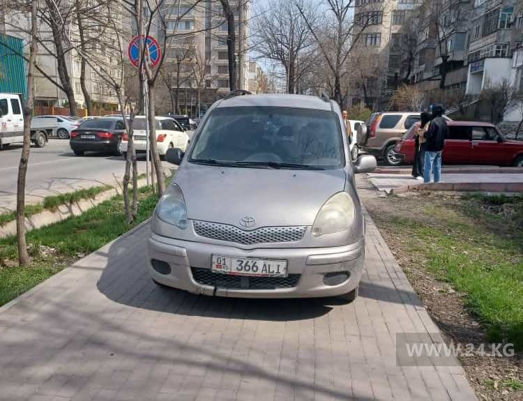 Фото читателя 24.kg. Чудаки парковки