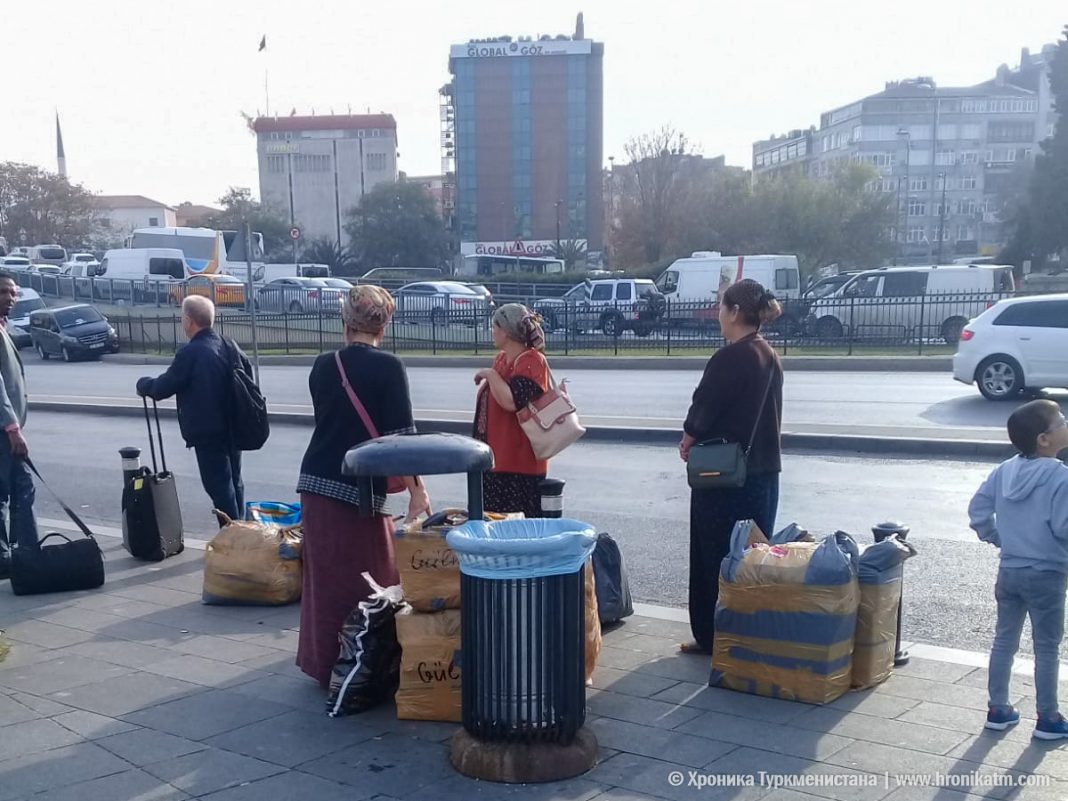 Растет количество суицидов среди депортированных назад в Туркменистан трудовых мигрантов