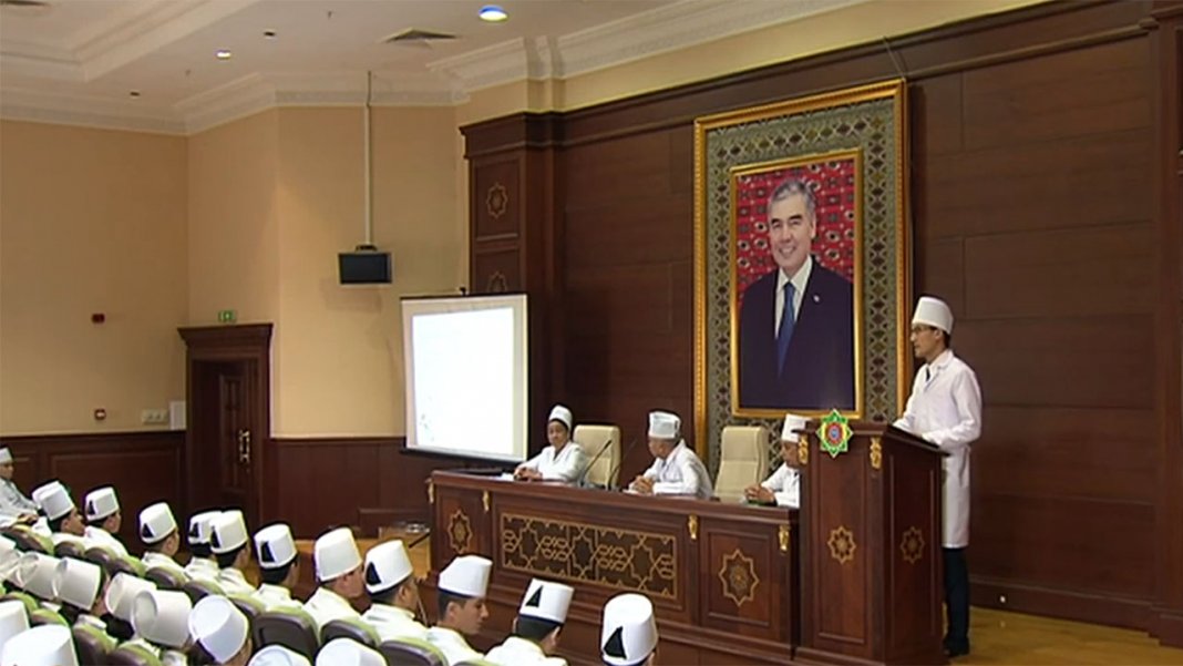 2020_06_18_doctors_medics_01 В Ашхабаде на аттестации работников госучреждений просят рассказать биографию президента