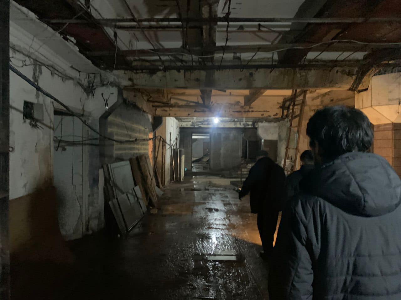 Фото Дайырбека Орунбекова. Так выглядит подвал под флагштоком