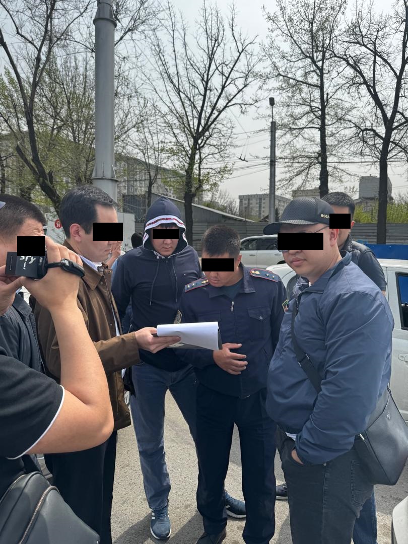 Фото пресс-центра ГКНБ. Сотрудник УПСМ задержан по подозрению в вымогательстве взятки