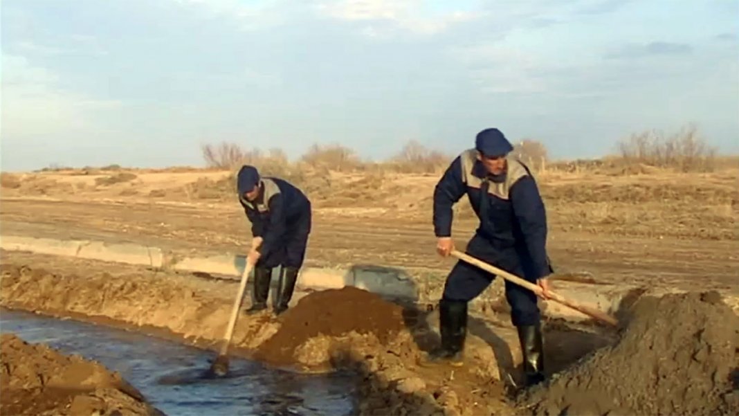 В Лебапе сотрудники управления водного хозяйства больше года не получают полную зарплату