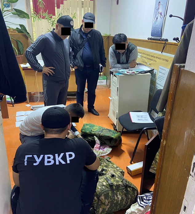 В Бишкеке во время получения взятки задержан офицер военкомата