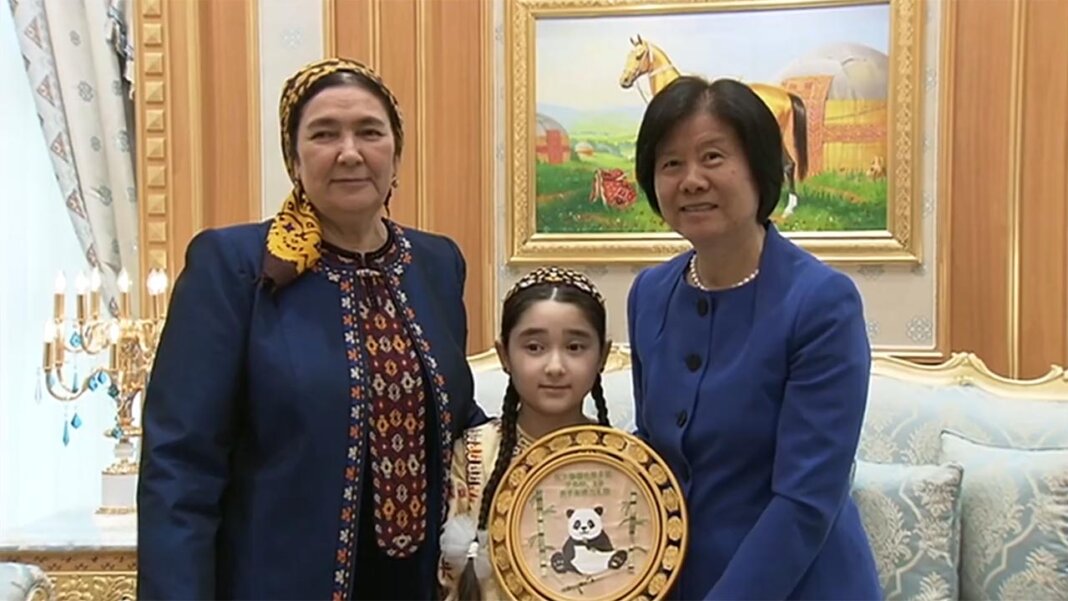 2024_05_17_wife_granddaughter_china_01 Мать президента Туркменистана провела в Ашхабаде встречу с гостьей из КНР