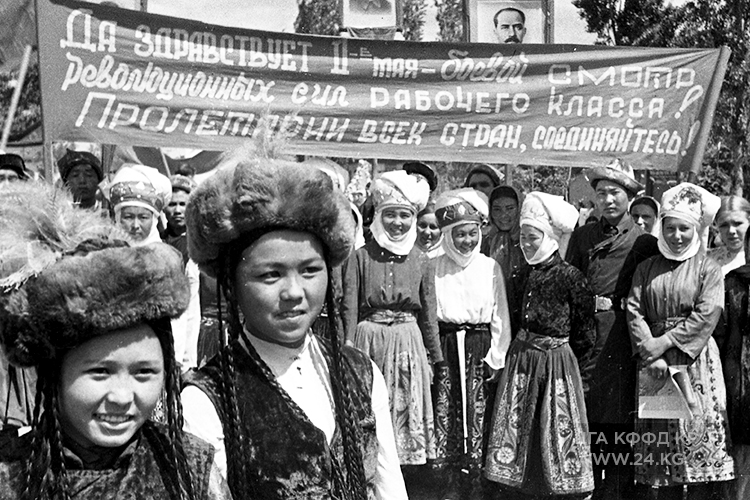 Фото ЦГА КФФД КР. Колонна Госфилармонии, 1941 год