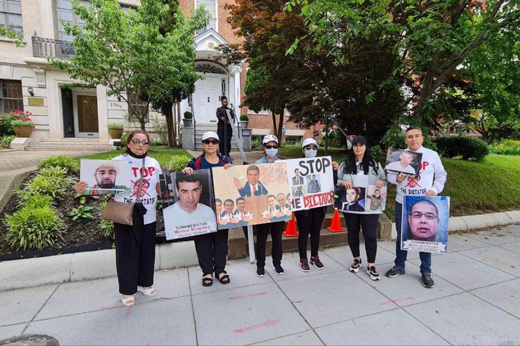 2024_05_09_washington_protest_01 Туркменские активисты провели митинг перед зданием посольства Туркменистана в Вашингтоне