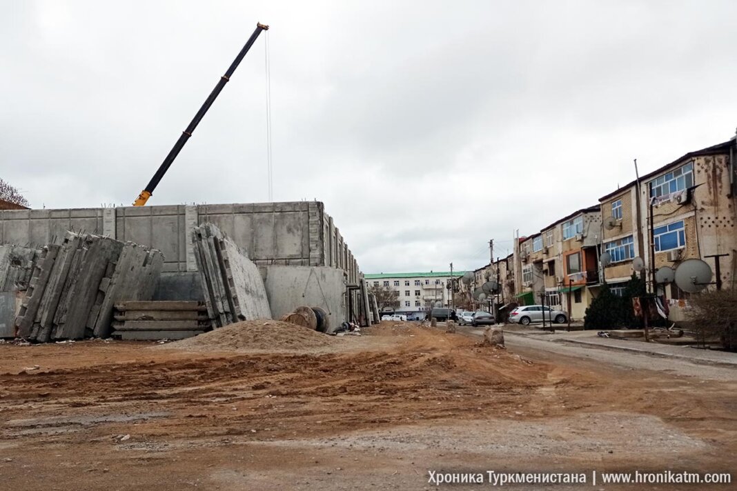 2024_05_15_construction_stroyka_01 На стойках в Туркменбаши не соблюдаются правила техники безопасности. От читателя