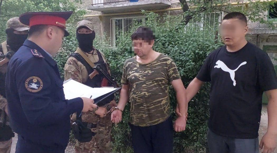 Привозили гашиш из Афганистана и продавали в Оше. Задержаны 10 человек