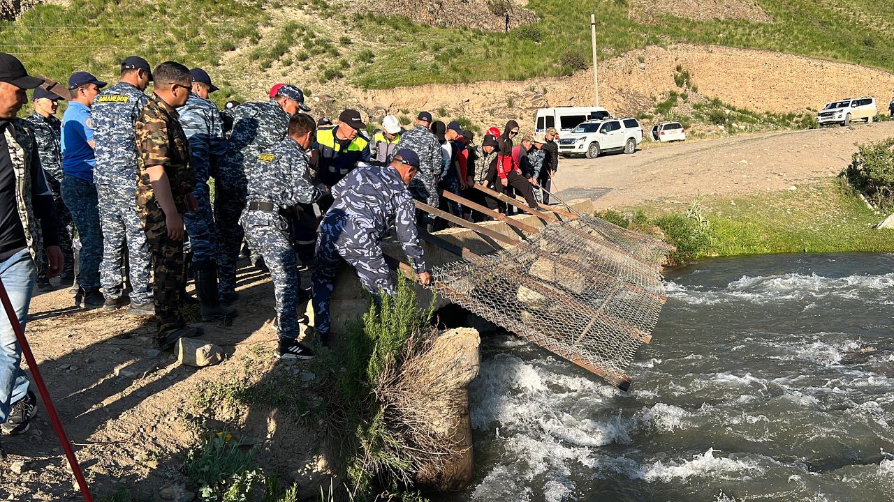 Застрял между камнями. В Таласе нашли тело двухлетнего мальчика, упавшего в реку