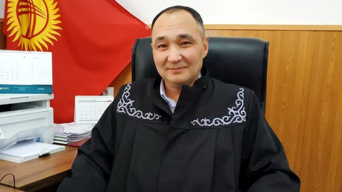 Прекращены полномочия судьи, оштрафованного на 2 млн сомов за вымогательство взятки