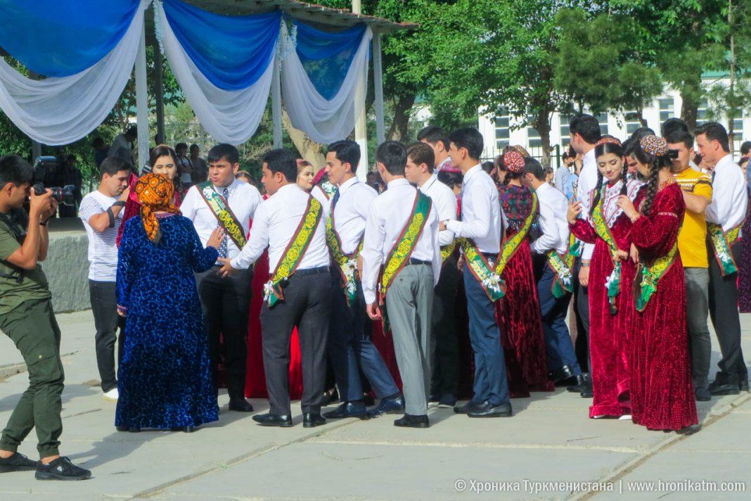 2022_05_25_posledniy_zvonok_school_13 В школе в Байрамали подрались завуч и родители, которые хотели вручить учителям подарки