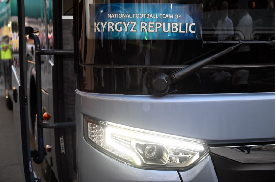 Фото пресс-службы президента. Автобус сборной Кыргызстана по футболу