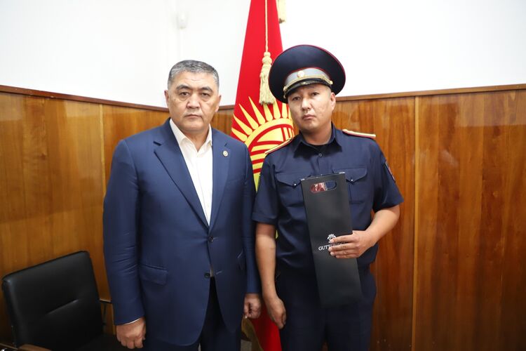 Камчыбек Ташиев вручил патрульному 100 тысяч сомов. За что?