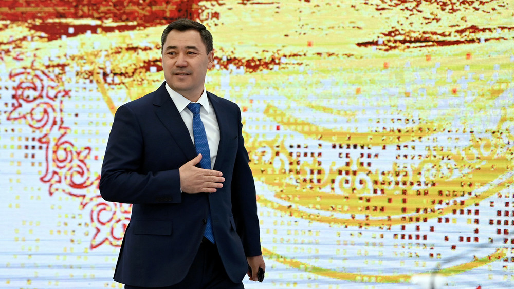 Президент Садыр Жапаров утвердил ежегодную премию для журналистов «Мейкин»