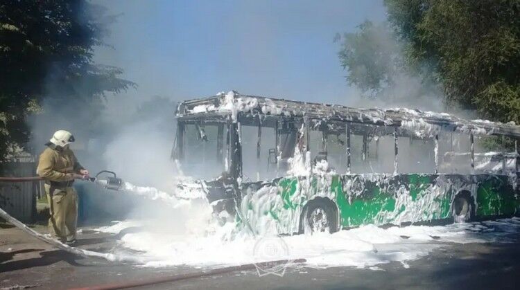 Пассажирский автобус сгорел в Алматинской области