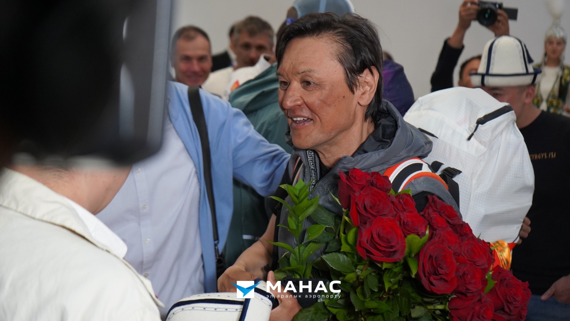 Фото международного аэропорта «Манас». Делегация альпинистов КР
