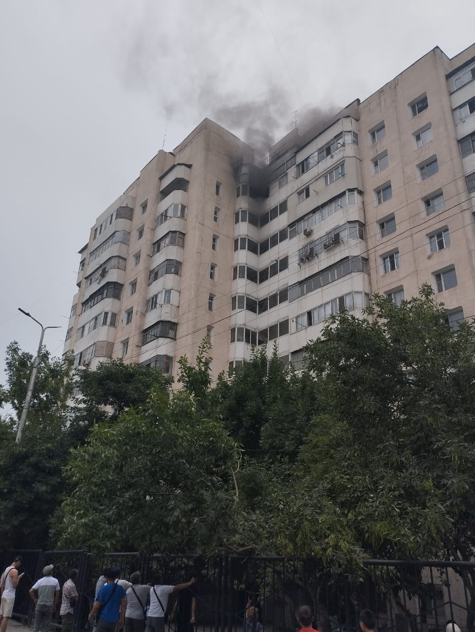 В Бишкеке горит высотка