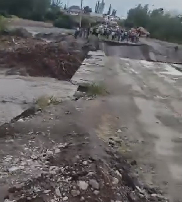 Дорога Ош-Баткен временно закрыта из-за обрушения моста
