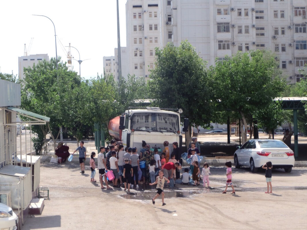 Öýlänki nobat 11 июля район Парахат 7/1 Ашхабада остался без воды