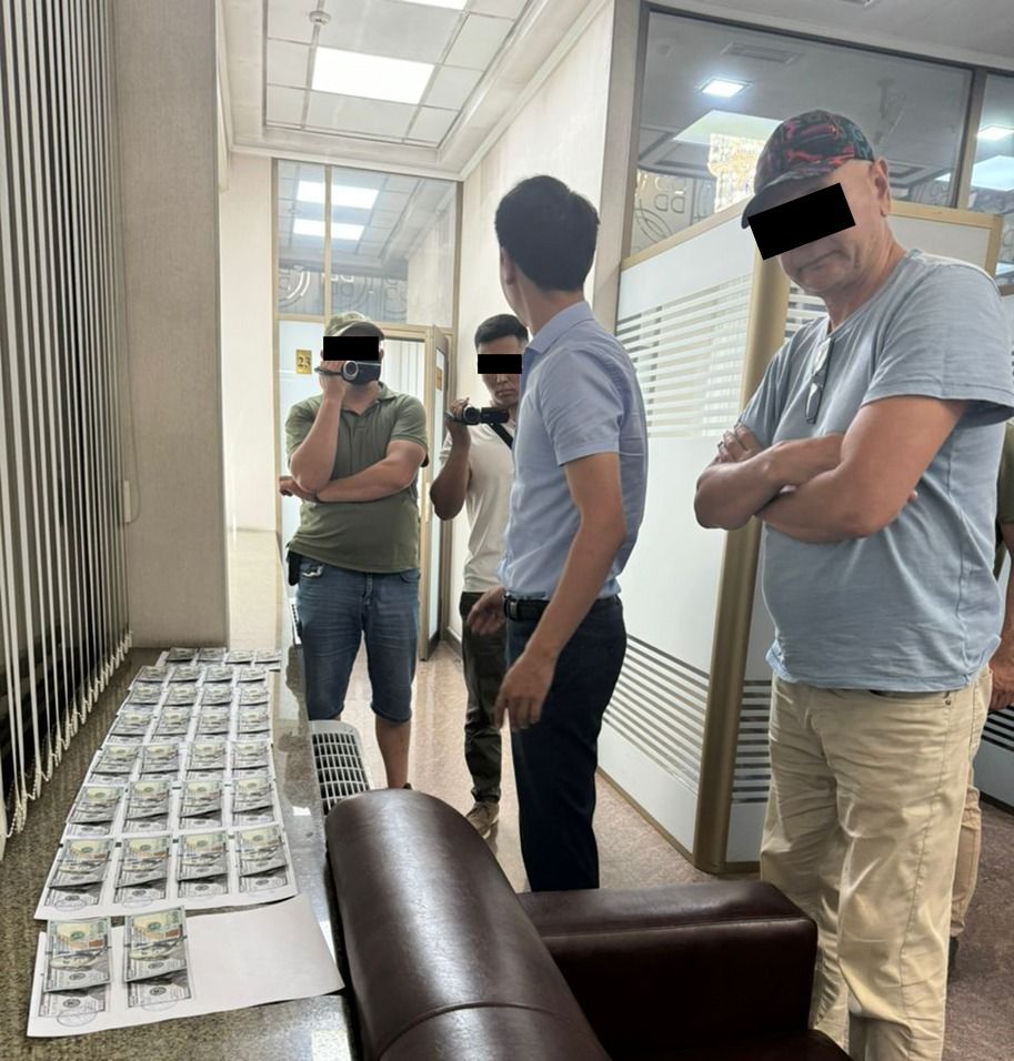 Прикрываясь связями в ГКНБ, мужчина вымогал у гражданина КНР $3 тысячи