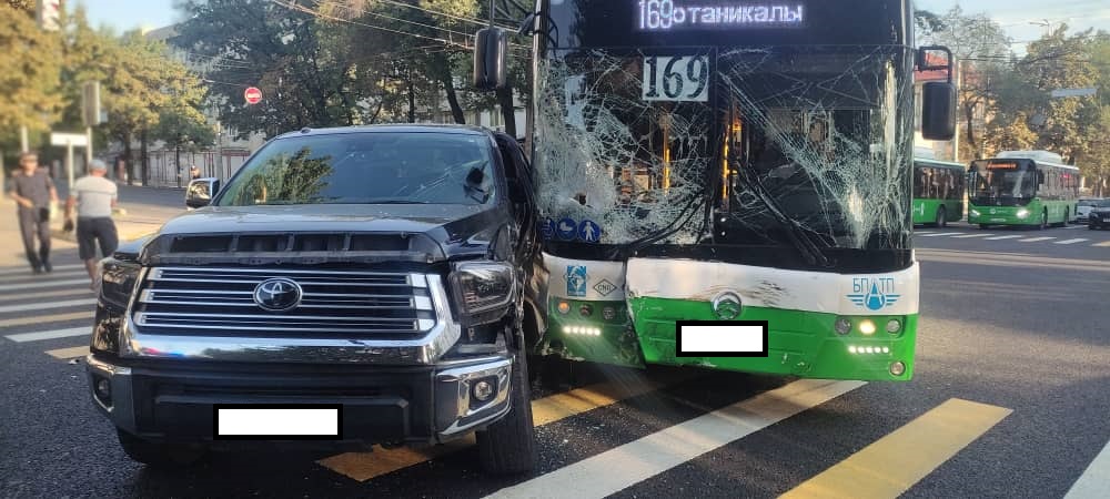 В Бишкеке автобус столкнулся с двумя машинами. Пострадали двое