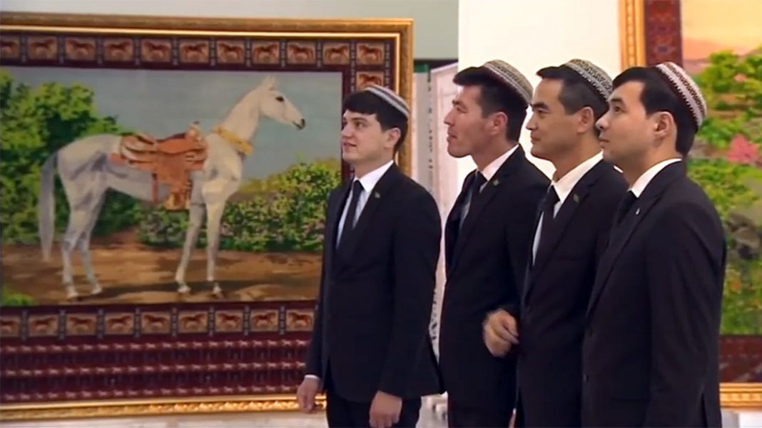 2020_04_23_horse_students_01 В Ашхабаде у абитуриентов берут расписку, что в случае поступления в вуз они найдут место для проживания