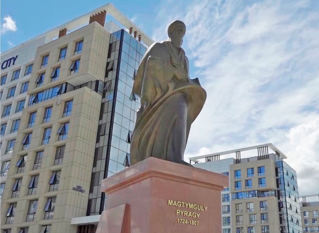 В Астане открыли памятник поэту-мыслителю Махтумкули Фраги