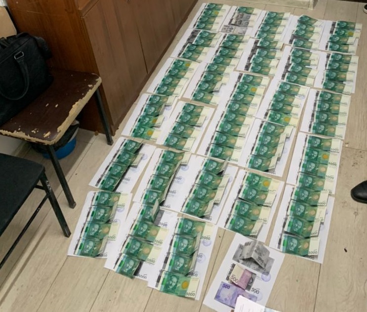 В Бишкеке следователь вымогал $8 тысяч за переквалификацию дела. Его задержали